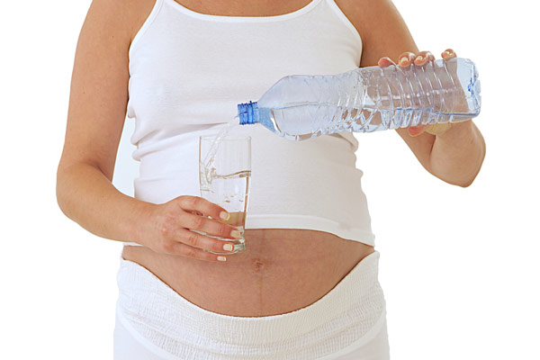 hamilelikte bol su tüketimi önemlidir